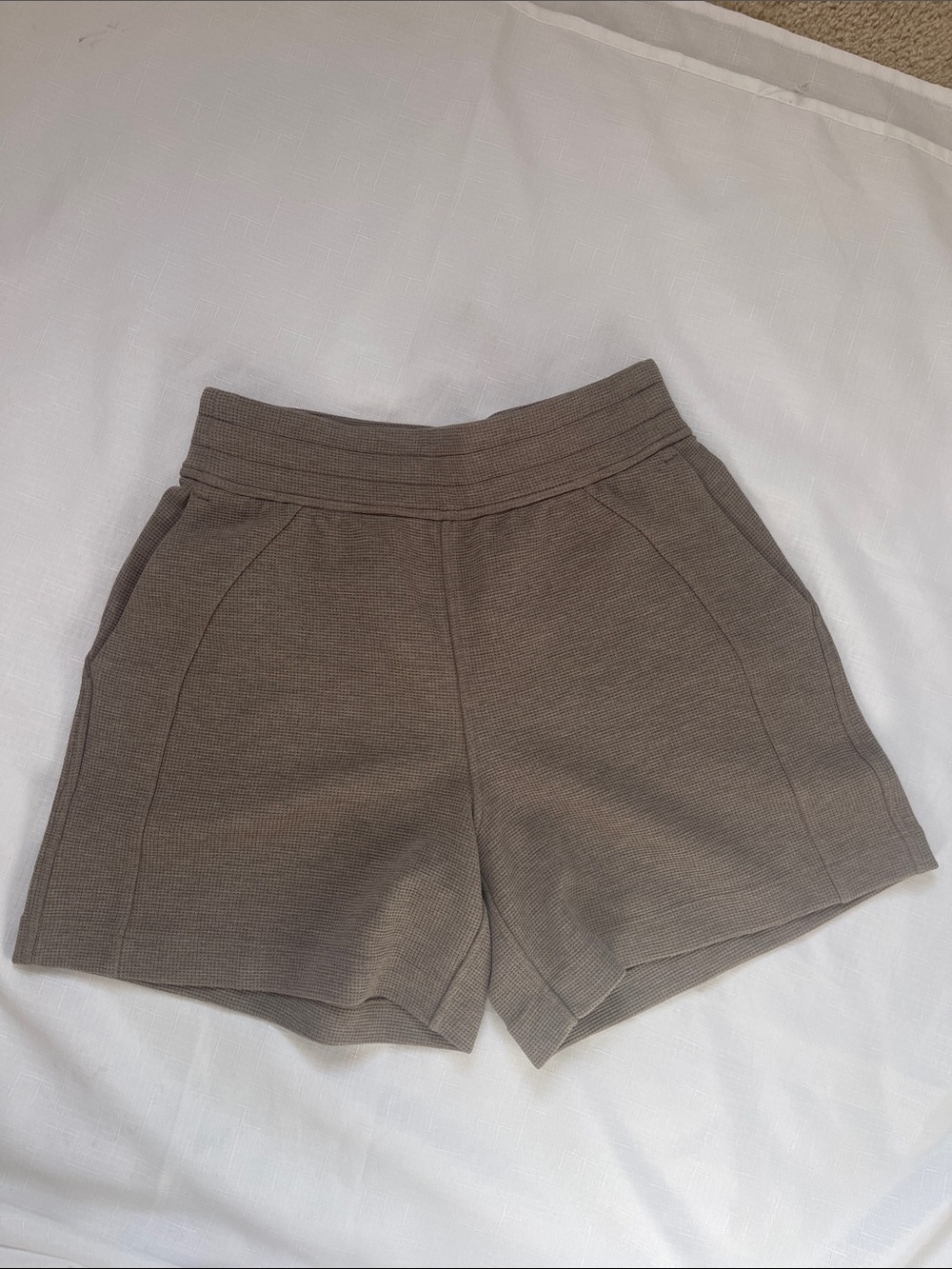 lululemon athletica Scuba High-Rise 5" waffle short. never worn nwot
